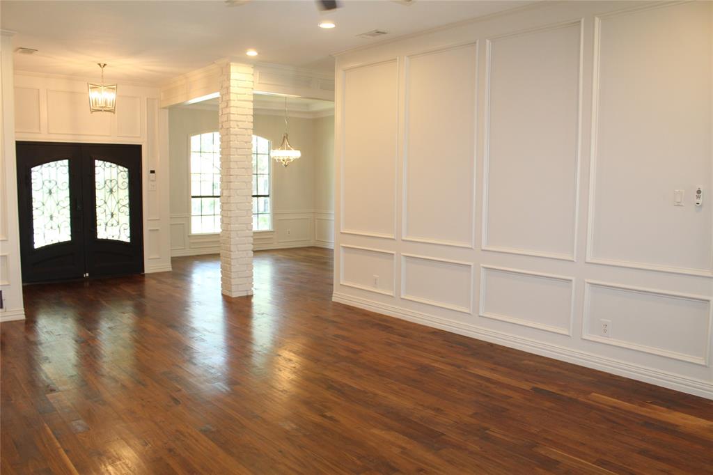 5709 Buffridge Trail Dallas, TX 75252 - Photo 4 of 31 Entry & Main Family Room