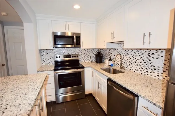 $2,500 | 66 Girard Avenue, Unit 309, Newport, RI 02840