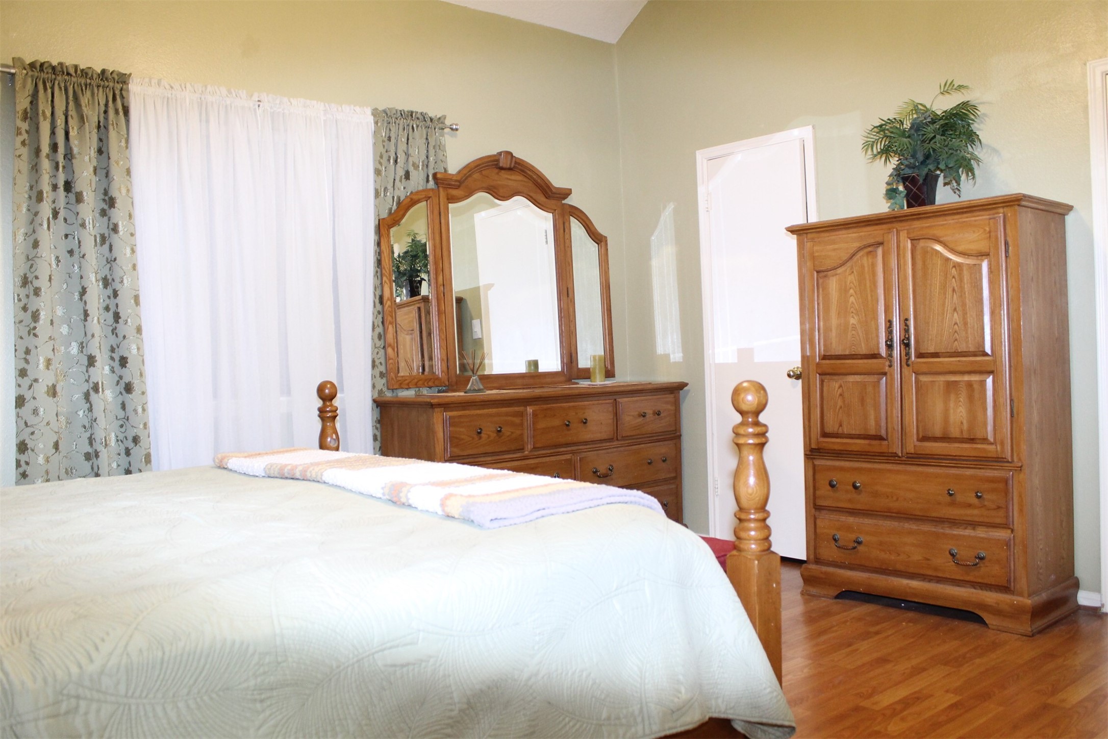 15818 Camp Fire Road Friendswood, TX 77546 - Photo 17 of 36 a bedroom with a bed and a dresser