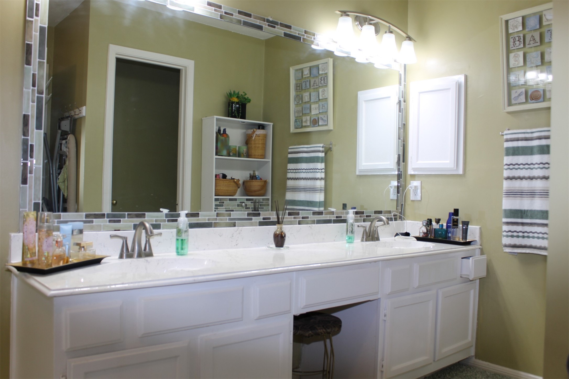 15818 Camp Fire Road Friendswood, TX 77546 - Photo 21 of 36 a bathroom with a sink and a mirror