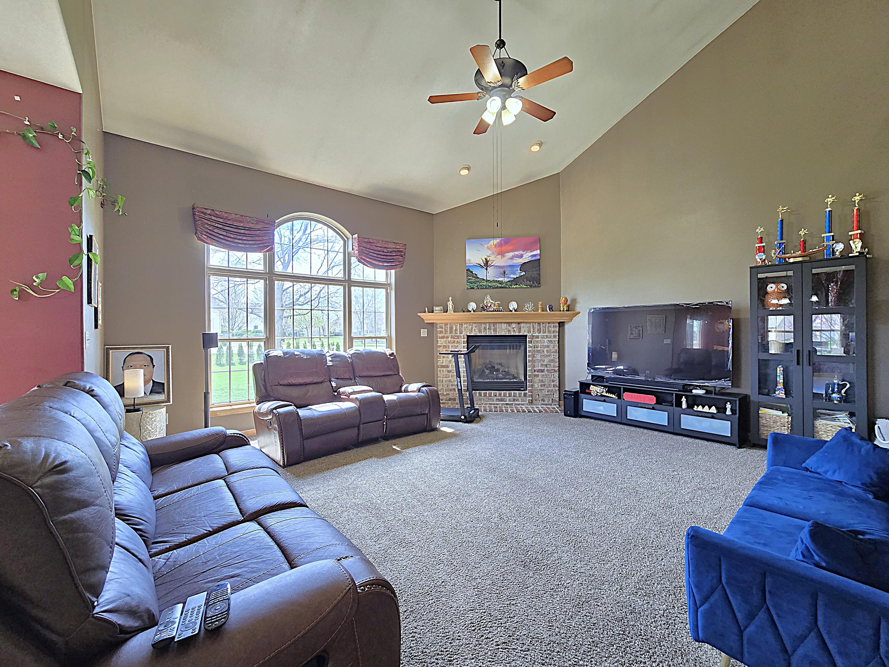 9729 West Prairie Grass Way Franklin, WI 53132 - Photo 15 of 73 Living Room