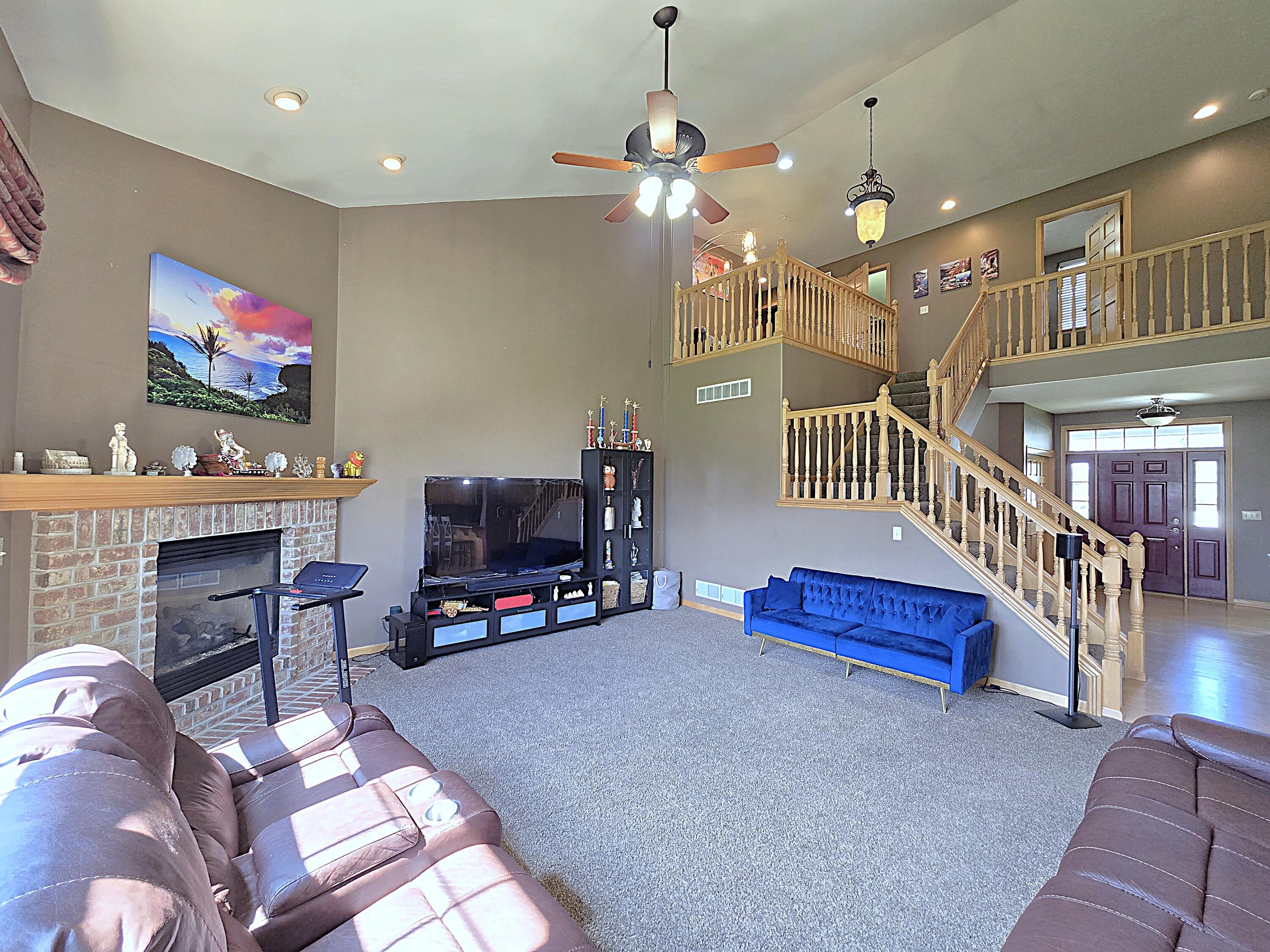 9729 West Prairie Grass Way Franklin, WI 53132 - Photo 17 of 73 Living Room