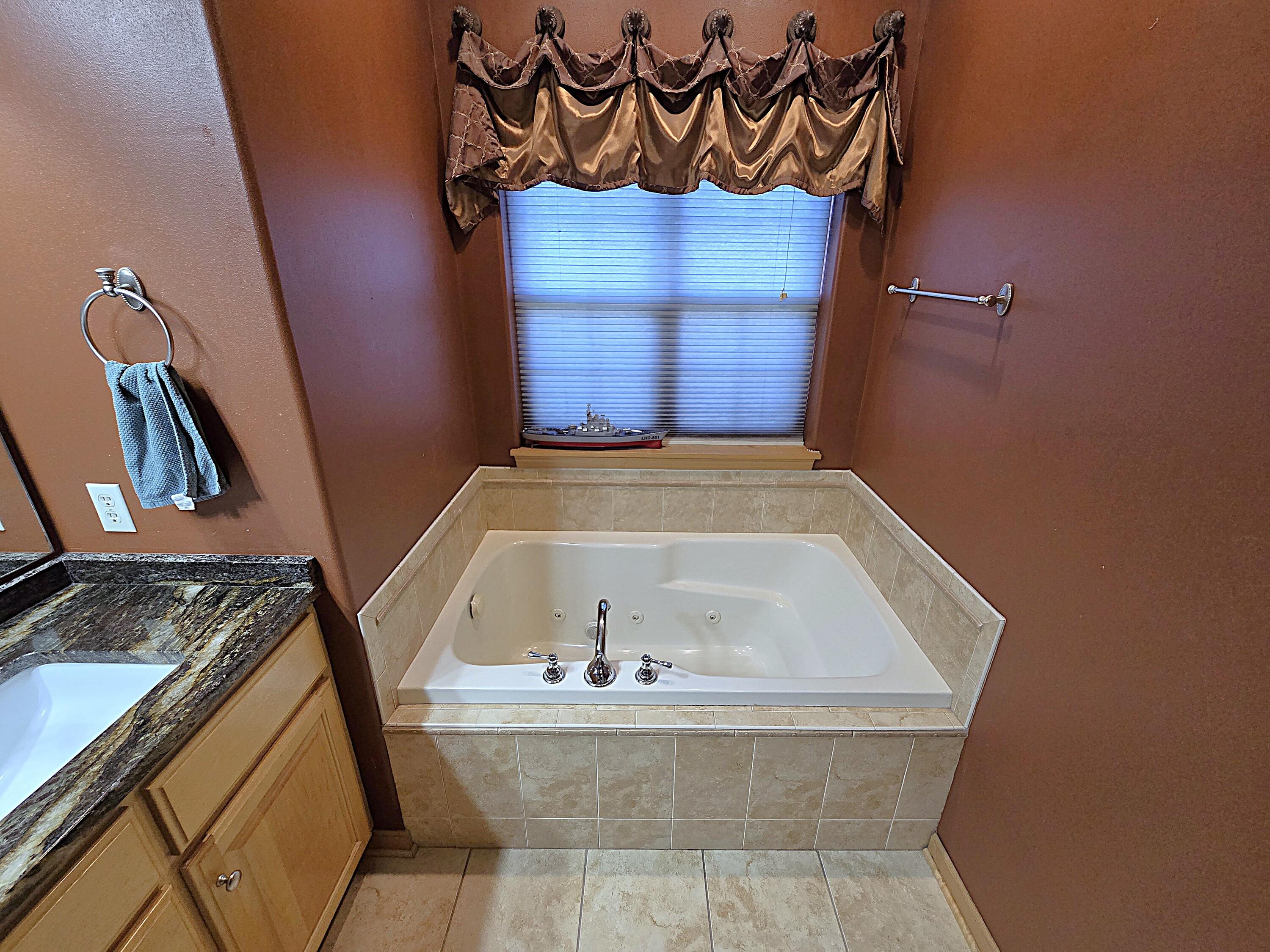 9729 West Prairie Grass Way Franklin, WI 53132 - Photo 29 of 73 Primary Bathroom