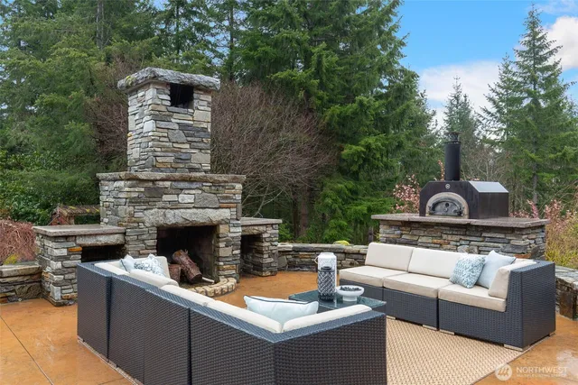 a picture of city view with sitting space