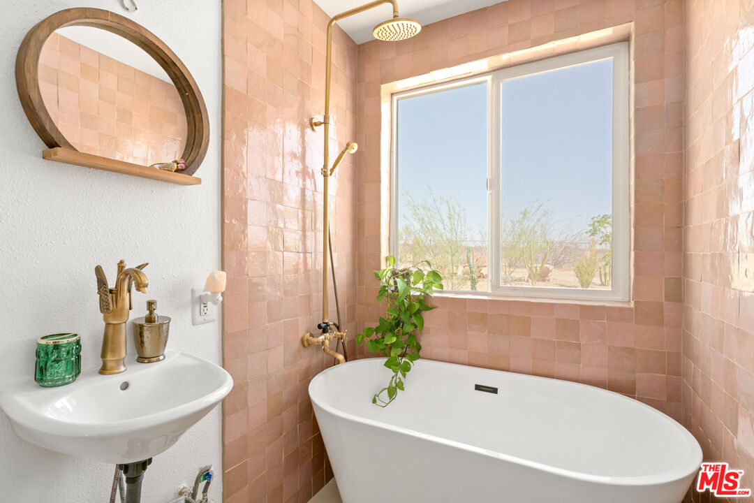 2724 Stonehill Avenue Joshua Tree, CA 92252 - Photo 24 of 65 a white bath tub sitting next to a white sink