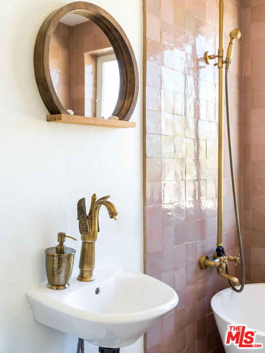 2724 Stonehill Avenue Joshua Tree, CA 92252 - Photo 25 of 65 a bathroom with a sink and mirror