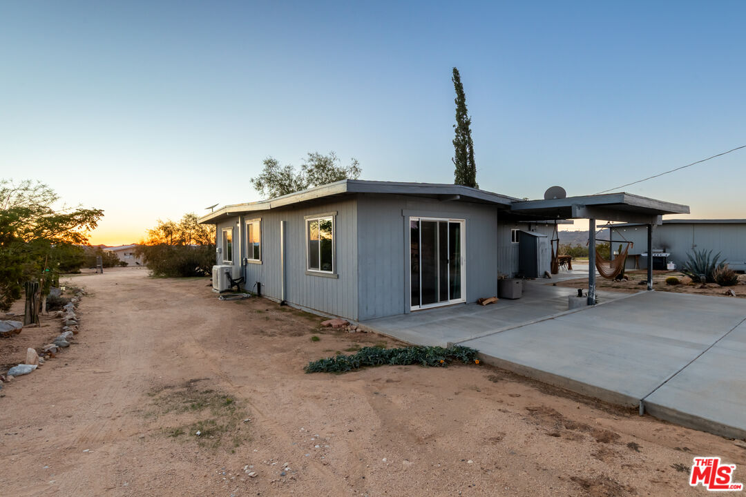 2724 Stonehill Avenue Joshua Tree, CA 92252 - Photo 38 of 65 a view of a house with a patio