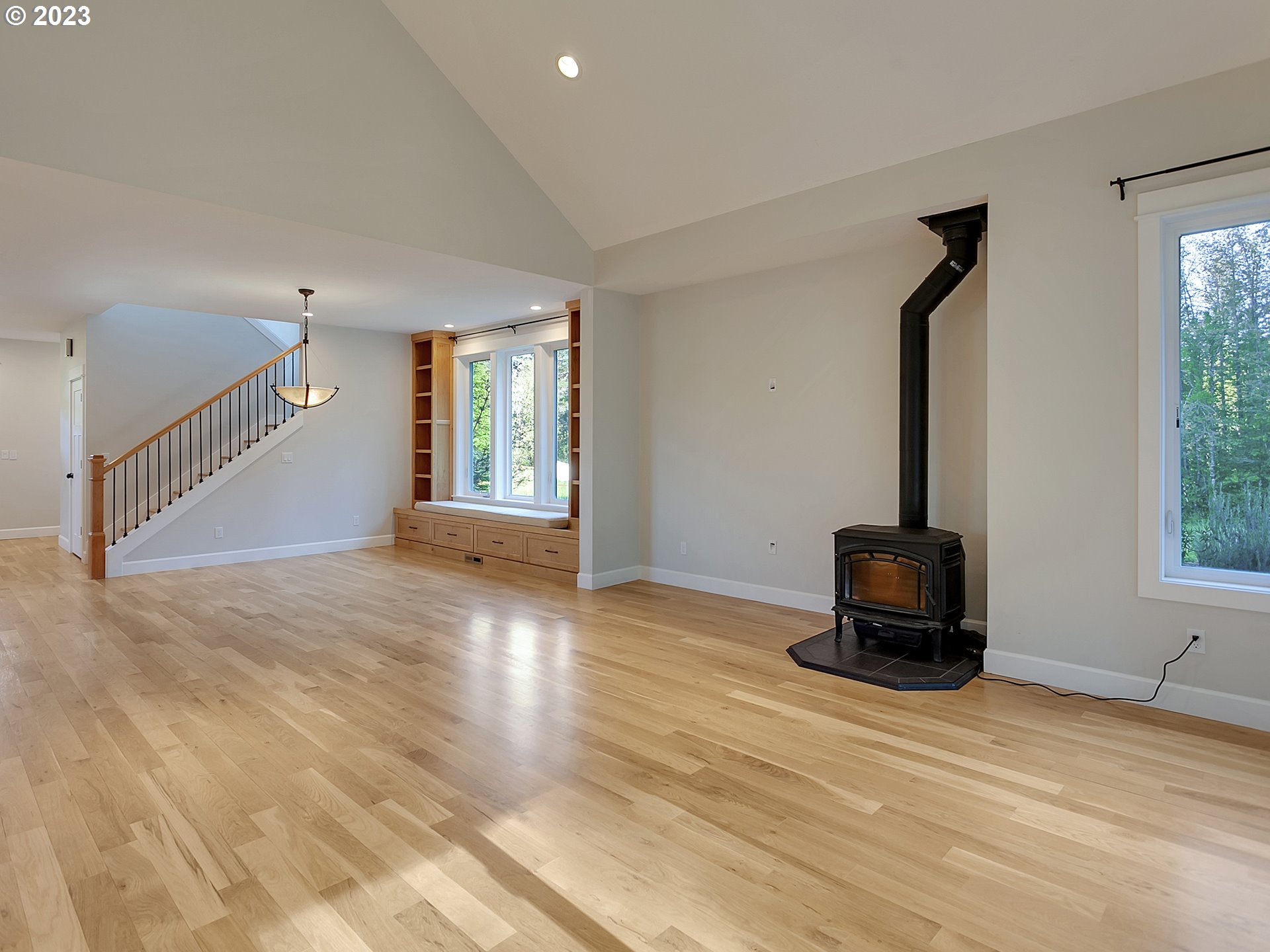 16939 Southwest Wilsonville Road Wilsonville, OR 97070 - Photo 14 of 43 a view of a livingroom with wooden floor and furniture