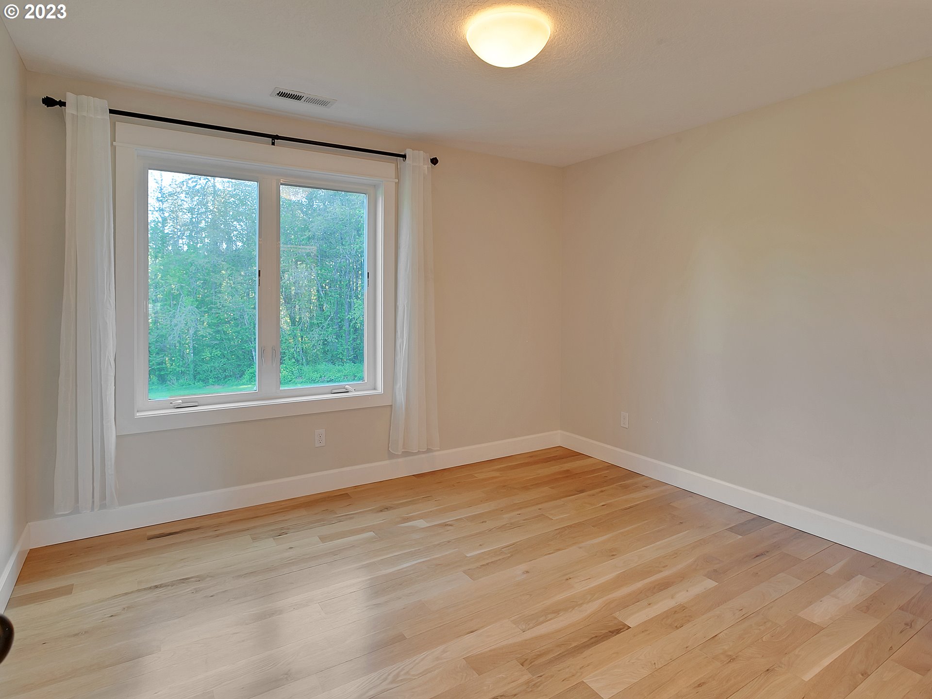 16939 Southwest Wilsonville Road Wilsonville, OR 97070 - Photo 20 of 43 a view of empty room with wooden floor and fan