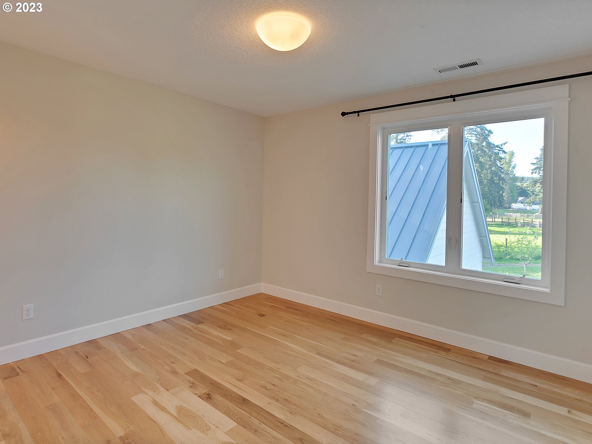 16939 Southwest Wilsonville Road Wilsonville, OR 97070 - Photo 21 of 43 an empty room with a window