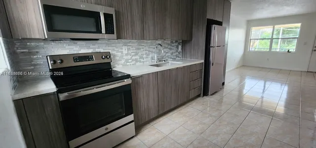 $1,950 | 605 West 68th Street, Unit 23, Hialeah, FL 33014