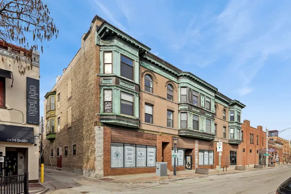 $269,900 | 812 North Boulevard, Unit 201, Oak Park, IL 60301