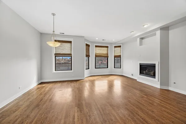 $269,900 | 812 North Boulevard, Unit 201, Oak Park, IL 60301