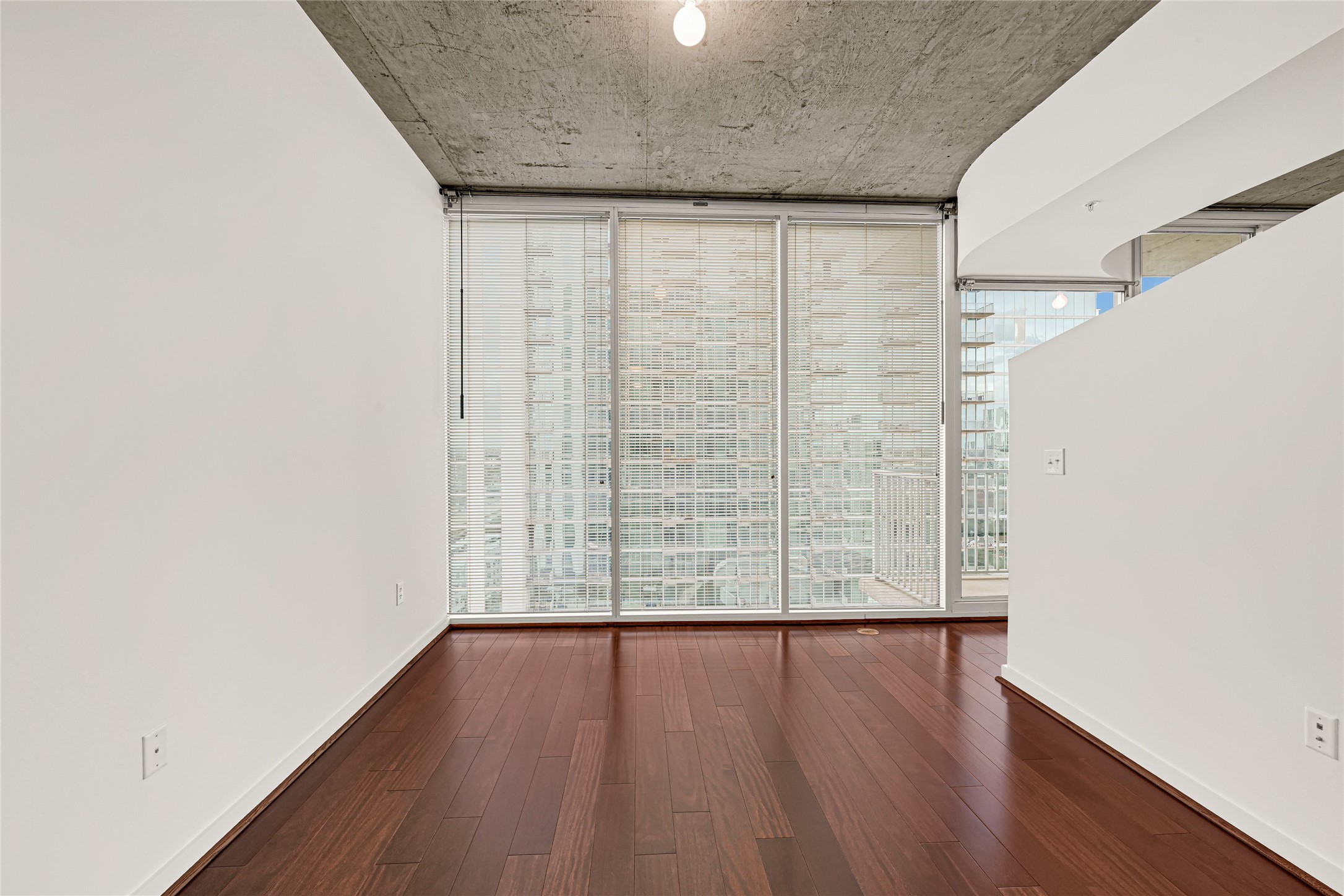 5925 Almeda Road, Unit 11508 Houston, TX 77004 - Photo 13 of 44 a view of entryway with wooden floor