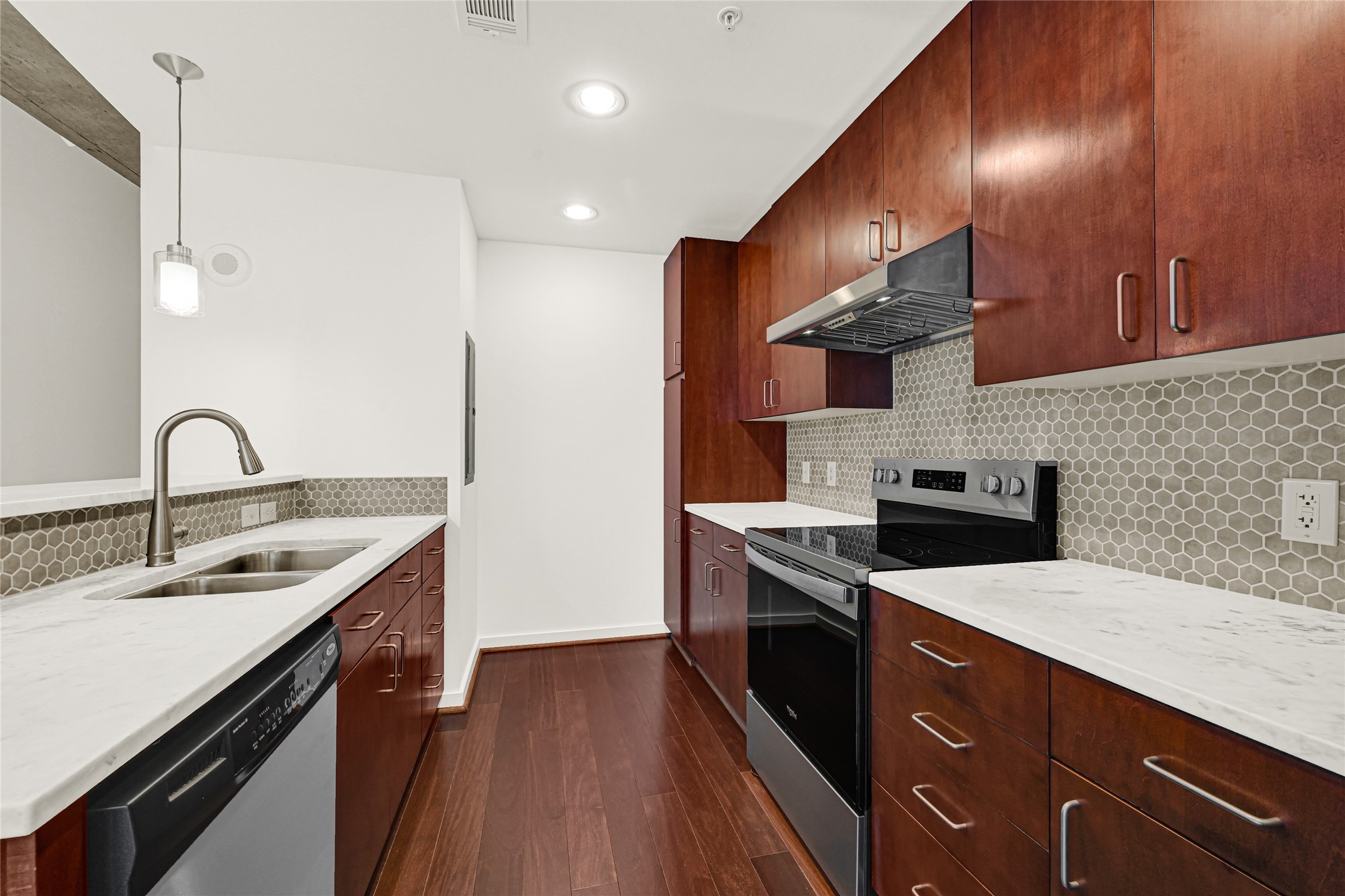 5925 Almeda Road, Unit 11508 Houston, TX 77004 - Photo 6 of 44 a kitchen with stainless steel appliances granite countertop a sink a stove and a wooden floors