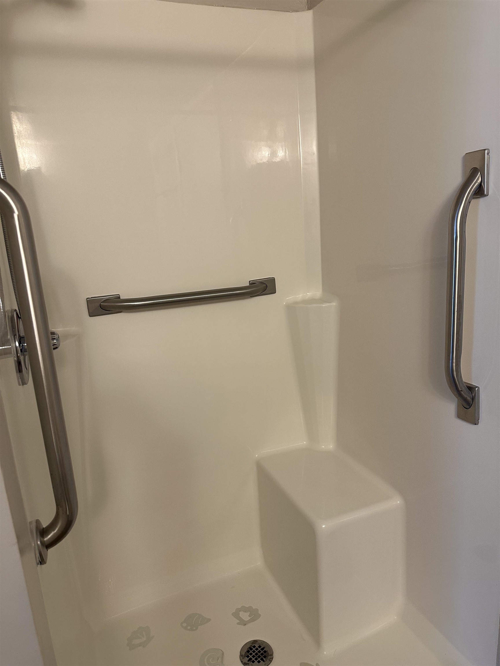 3589 Covington Pike, Unit 214 Memphis, TN 38128 - Photo 10 of 12 a bathroom with a bath tub