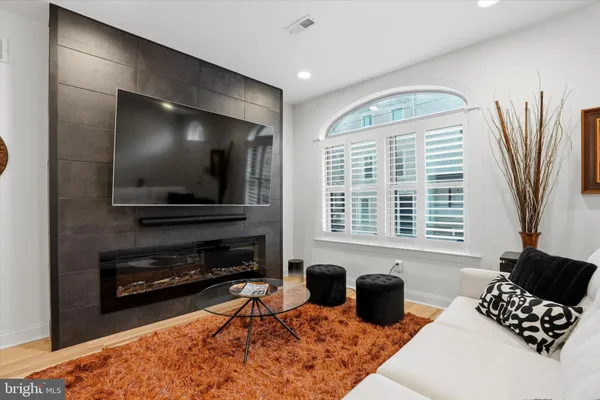 $5,200 | 159 Green Lane, Philadelphia, PA 19127