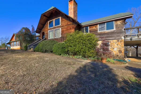 a view of a house with a yard