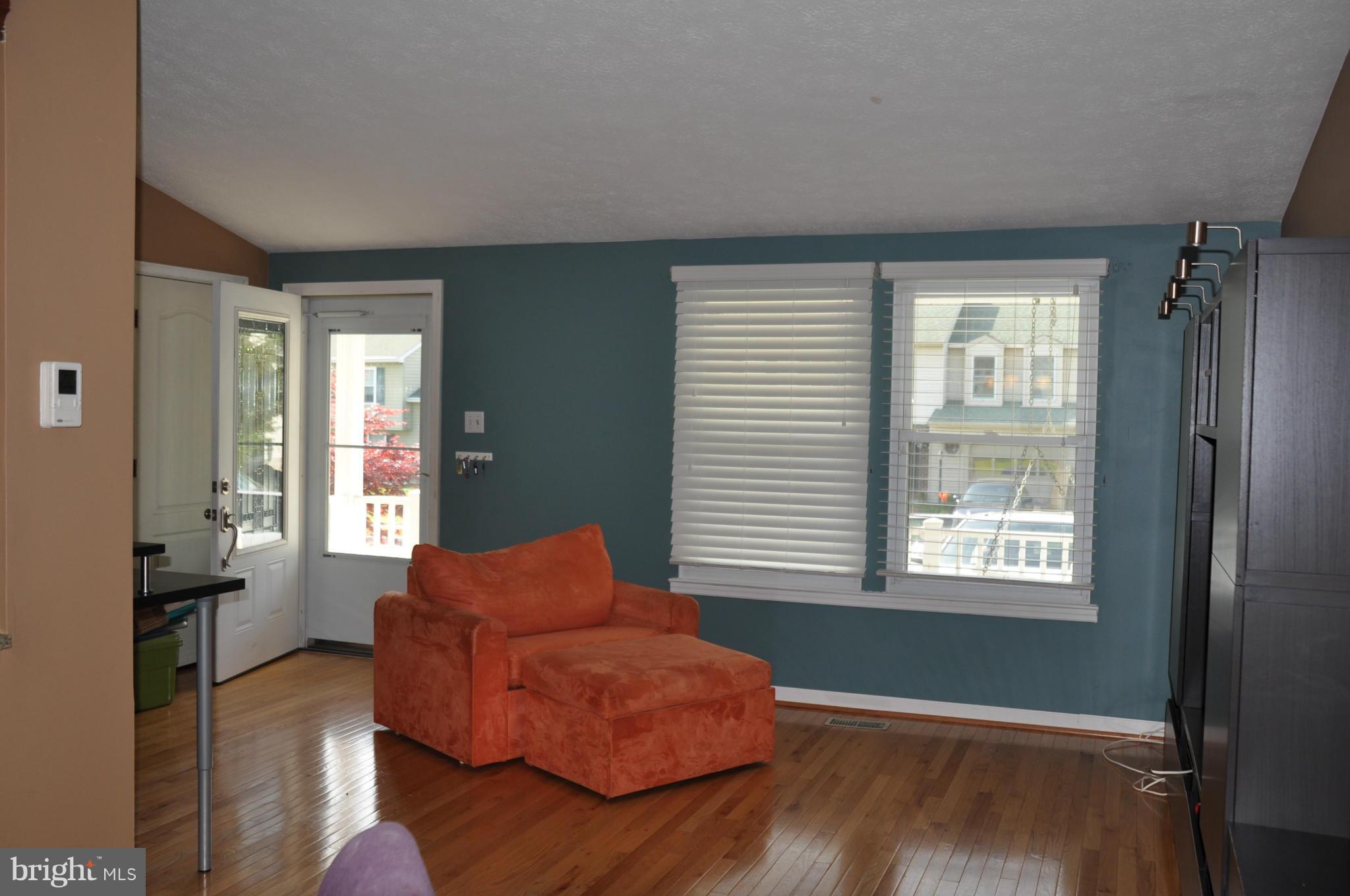 67 Yew Road Baltimore, MD 21221 - Photo 10 of 22 Living Room