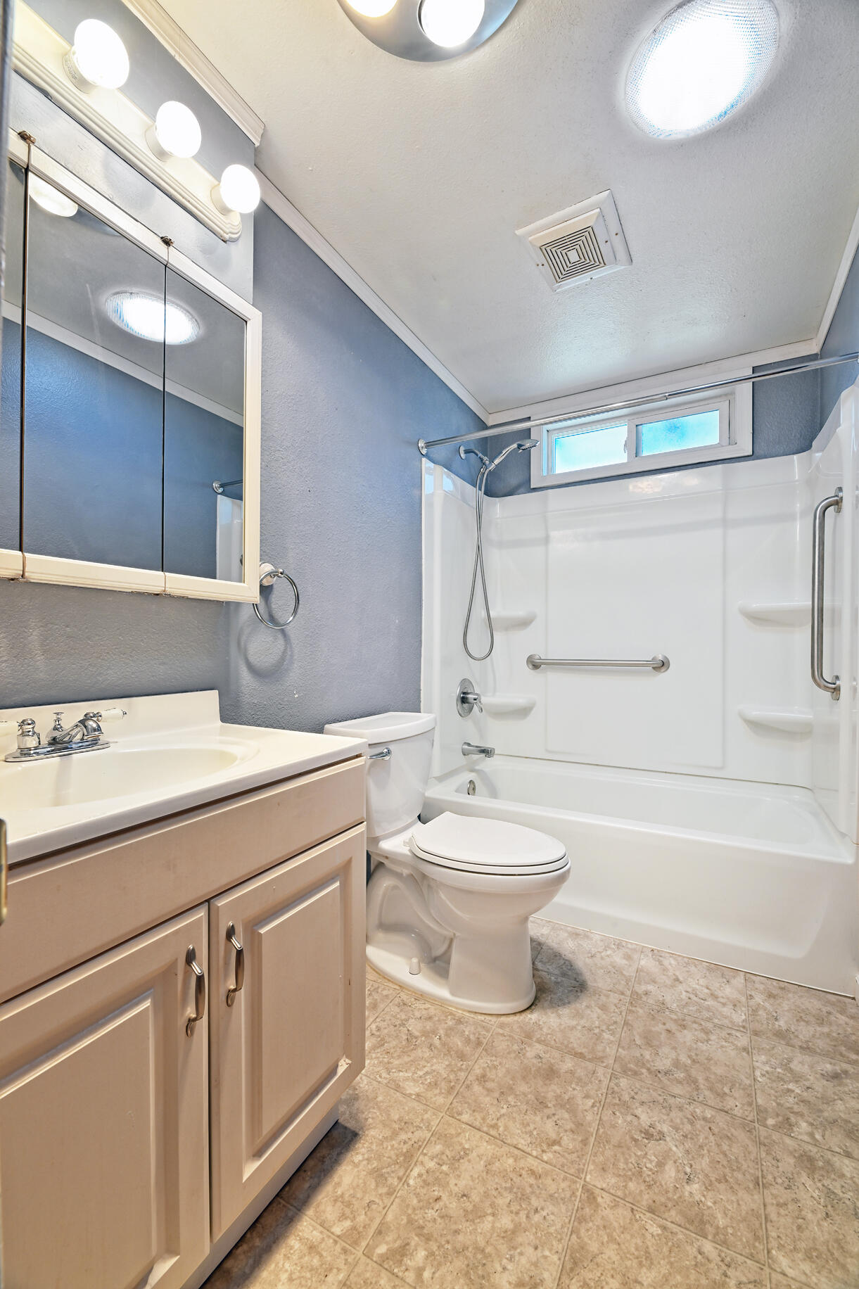 3620 Hilsinger Road Phoenix, OR 97535 - Photo 10 of 21 Bathroom-guest
