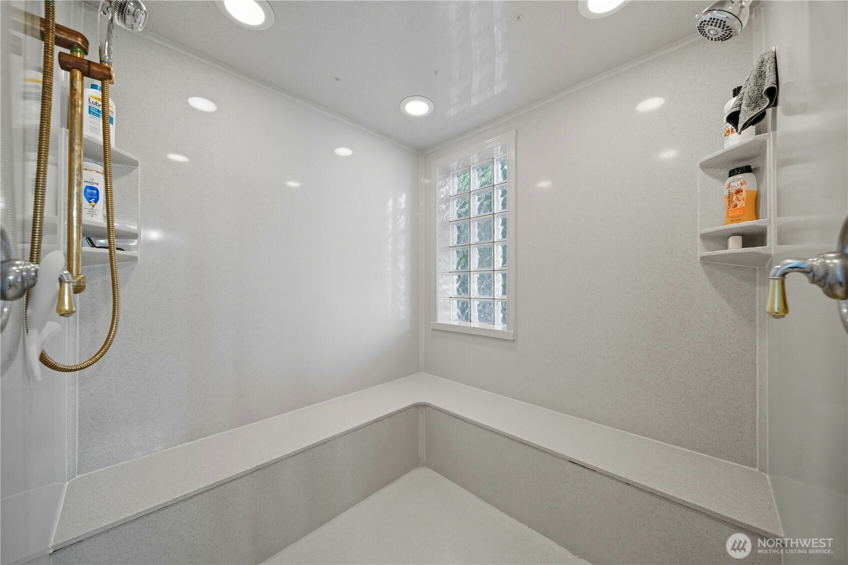 1629 Wheatcrest Road Walla Walla, WA 99362 - Photo 13 of 40 a bathroom with a shower and tub