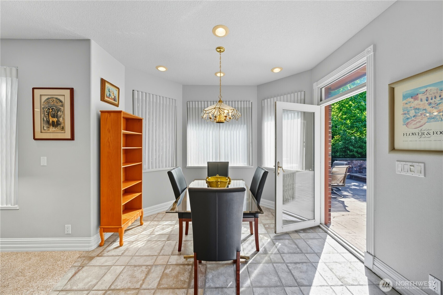 1629 Wheatcrest Road Walla Walla, WA 99362 - Photo 18 of 40 a dining room with furniture and window