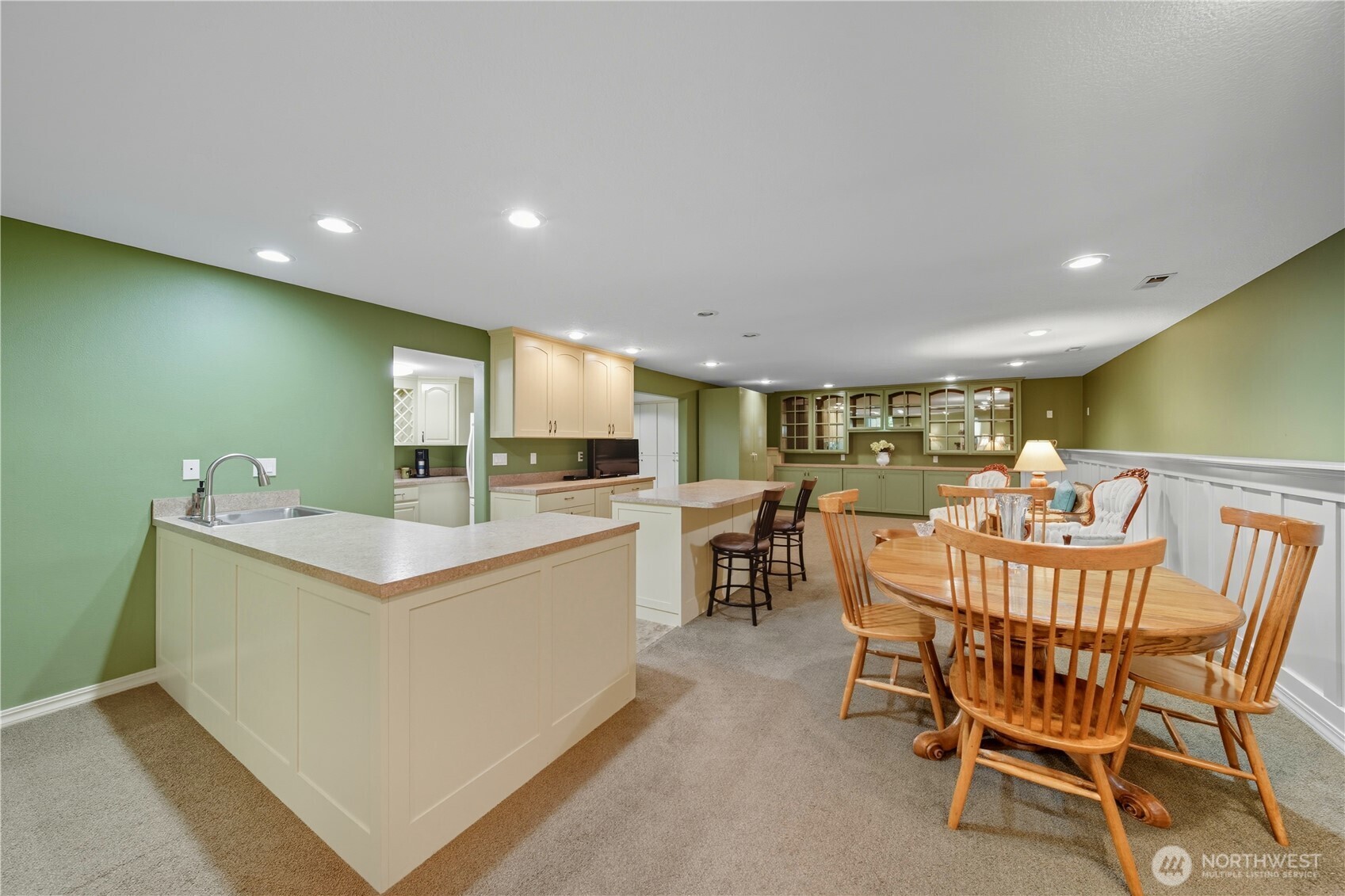 1629 Wheatcrest Road Walla Walla, WA 99362 - Photo 25 of 40 a kitchen with a table and chairs