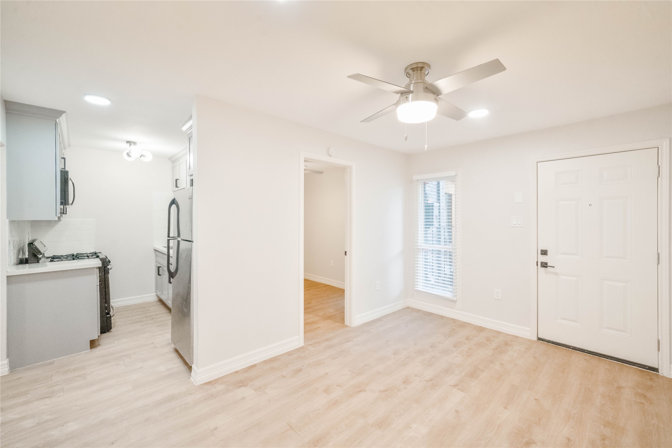 2703 Mason Street, Unit 2BD Houston, TX 77006 - Photo 4 of 19 a view of an empty room with a window