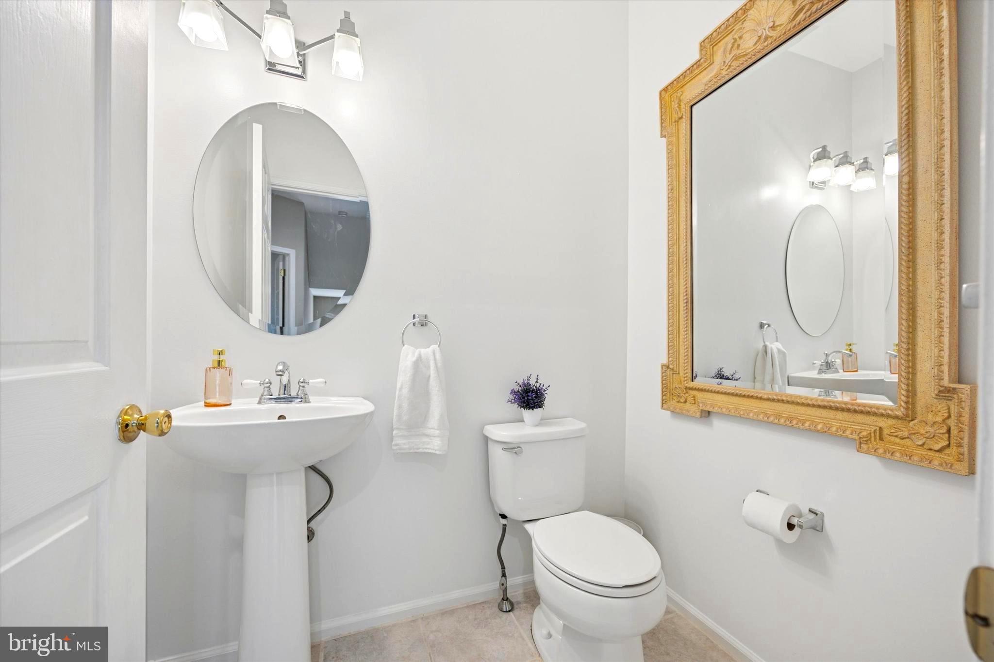 164 West Thompson Avenue Springfield, PA 19064 - Photo 10 of 28 a bathroom with a toilet sink and mirror