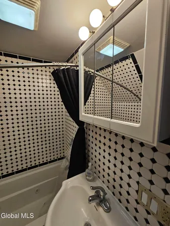 $1,250 | 51 Sacandaga Road, Unit 2, Scotia, NY 12302