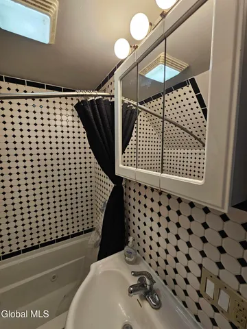 $1,200 | 51 Sacandaga Road, Unit 2, Scotia, NY 12302