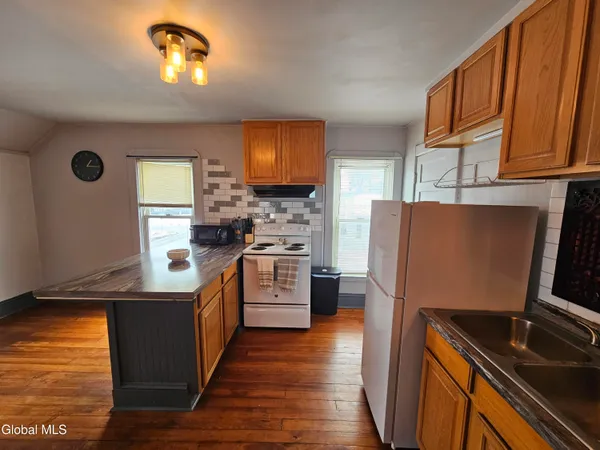 $1,250 | 51 Sacandaga Road, Unit 2, Scotia, NY 12302