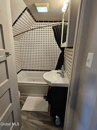 $1,250 | 51 Sacandaga Road, Unit 2, Scotia, NY 12302