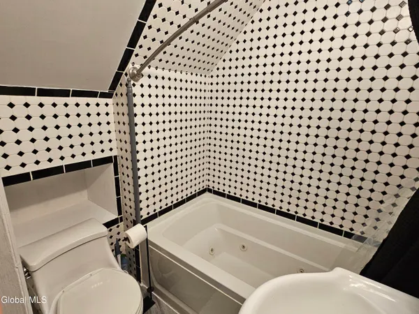 $1,250 | 51 Sacandaga Road, Unit 2, Scotia, NY 12302