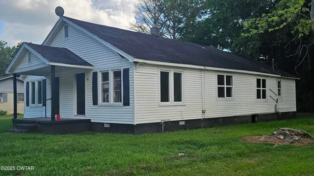 a view of a back yard of the house