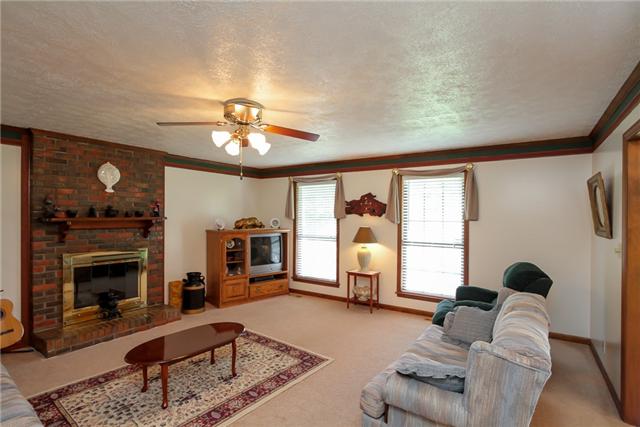 4024 New Chapel Road Springfield, TN 37172 - Photo 9 of 20 Living room area