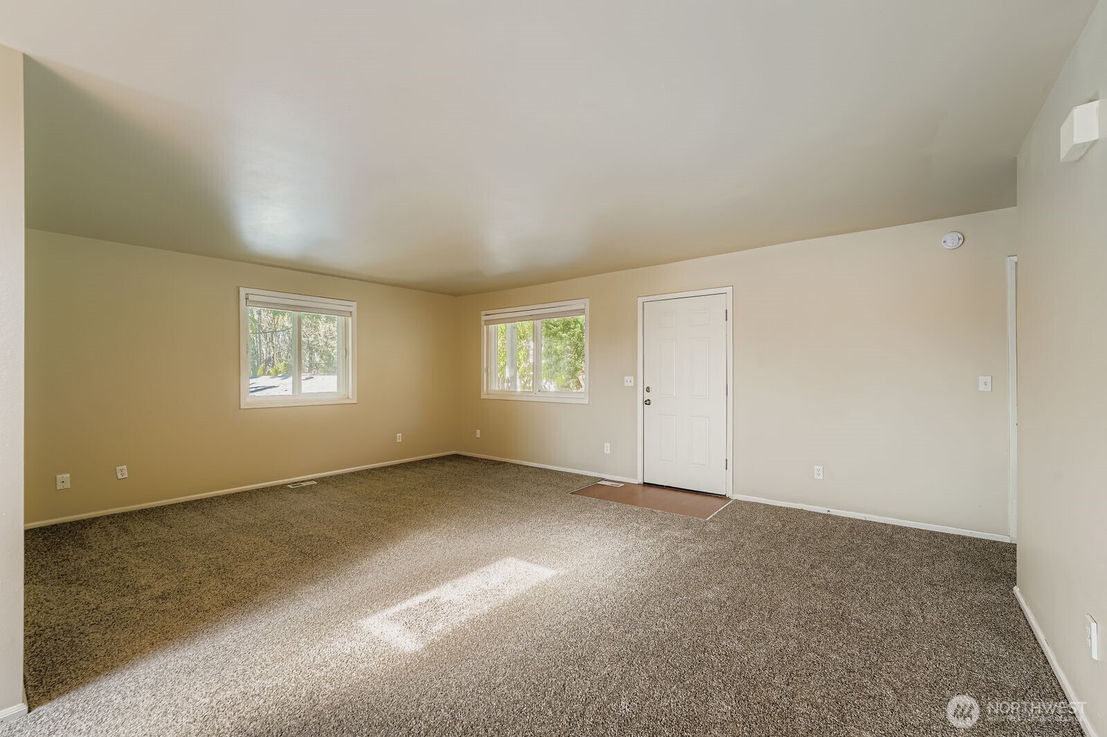 3727 South Pilgrim Street Seattle, WA 98118 - Photo 4 of 21 an empty room with windows