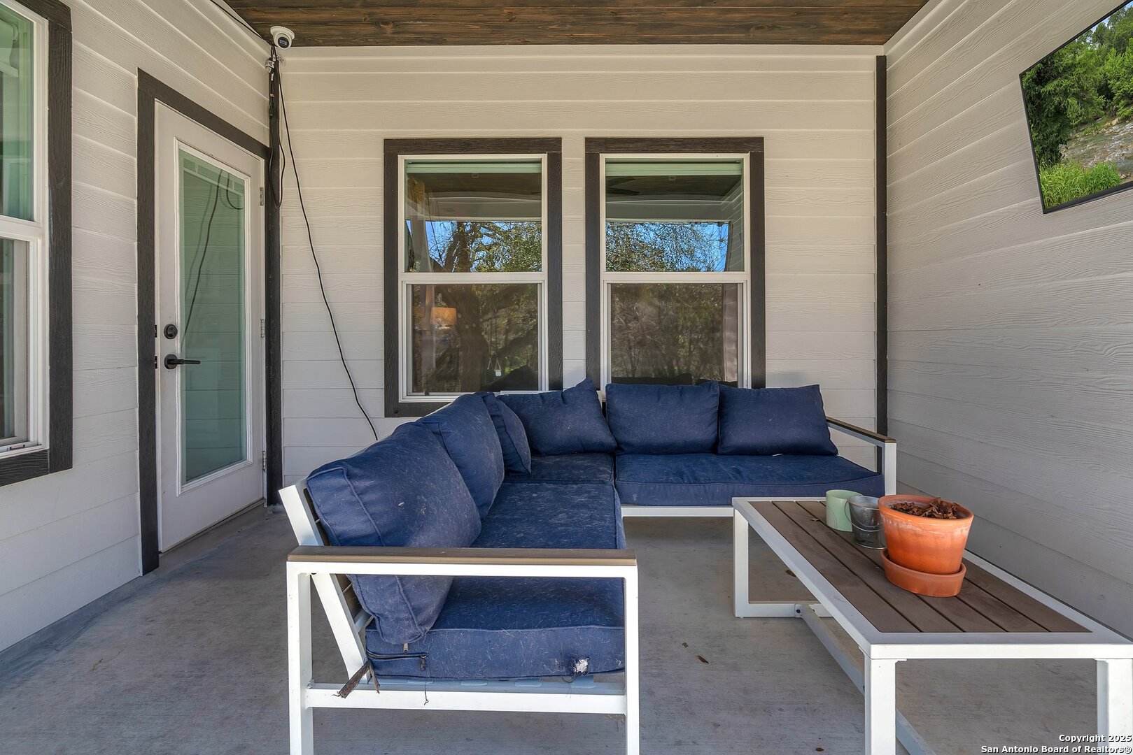 348 Fawn Drive Spring Branch, TX 78070 - Photo 45 of 48 a living room with furniture and a window