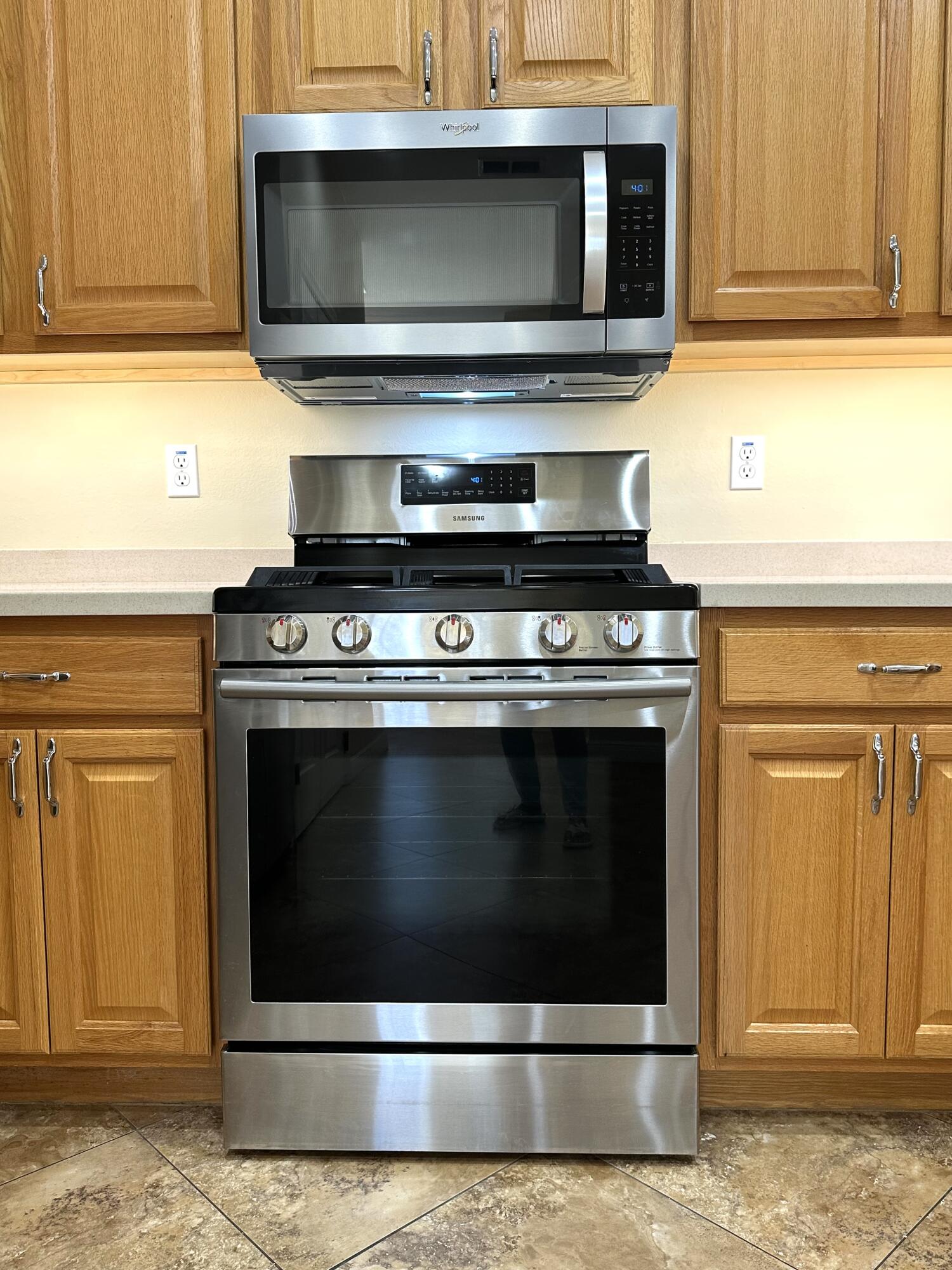 8394 Southwest 82nd Loop Ocala, FL 34481 - Photo 9 of 97 GAS range - Stainless Steel