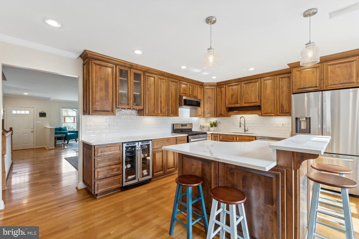 7299 Olde Lantern Way Springfield, VA 22152 - Photo 11 of 50 Sunlit updated kitchen w/large island