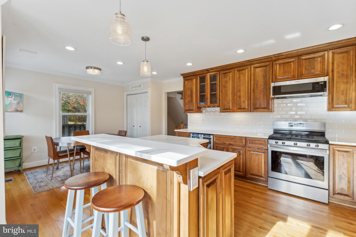 7299 Olde Lantern Way Springfield, VA 22152 - Photo 14 of 50 Sunlit updated kitchen w/large island
