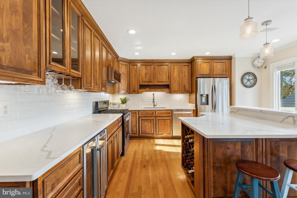 7299 Olde Lantern Way Springfield, VA 22152 - Photo 15 of 50 Sunlit updated kitchen w/large island