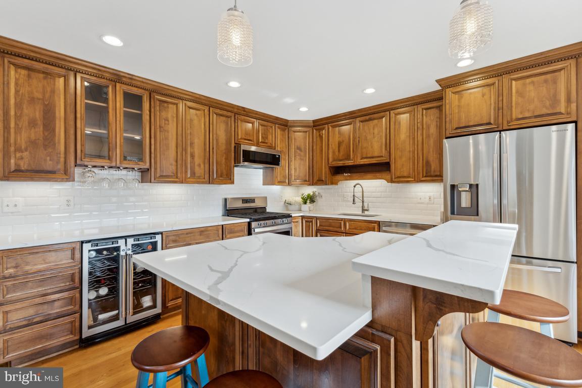 7299 Olde Lantern Way Springfield, VA 22152 - Photo 16 of 50 Sunlit updated kitchen w/large island