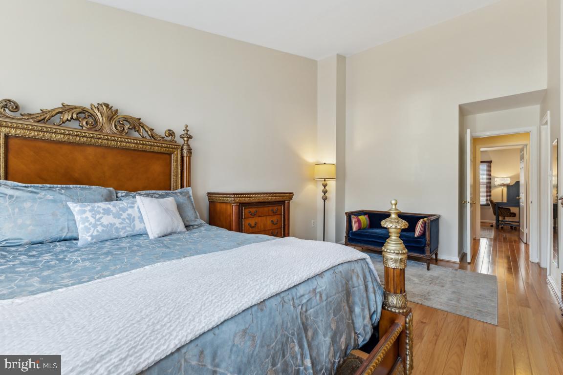 7299 Olde Lantern Way Springfield, VA 22152 - Photo 24 of 50 Large ensuite primary bedroom
