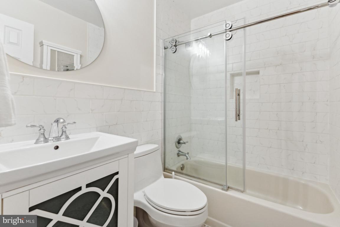 7299 Olde Lantern Way Springfield, VA 22152 - Photo 26 of 50 Updated full bathroom-upper level