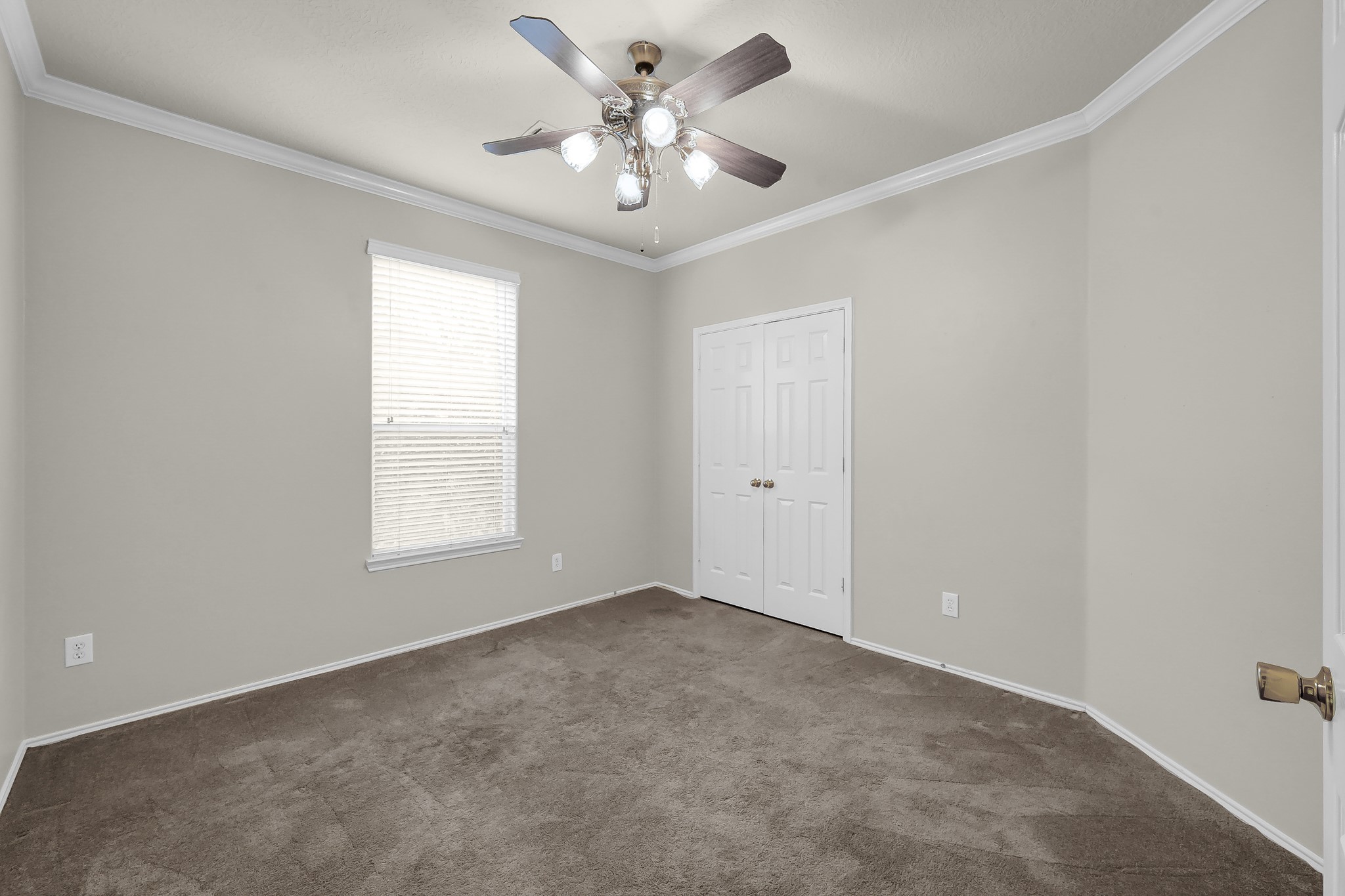 951 Crannog Way Conroe, TX 77301 - Photo 27 of 43 an empty room with windows and ceiling fan