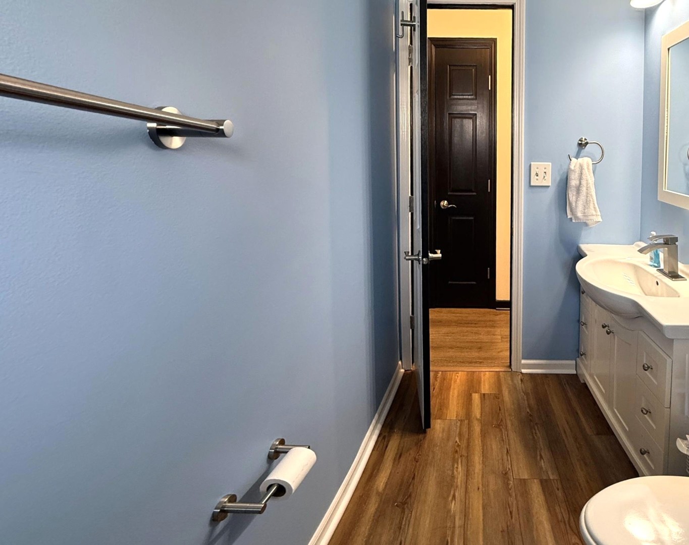 543 Ridge Circle Streamwood, IL 60107 - Photo 12 of 21 a bathroom with a sink and a mirror