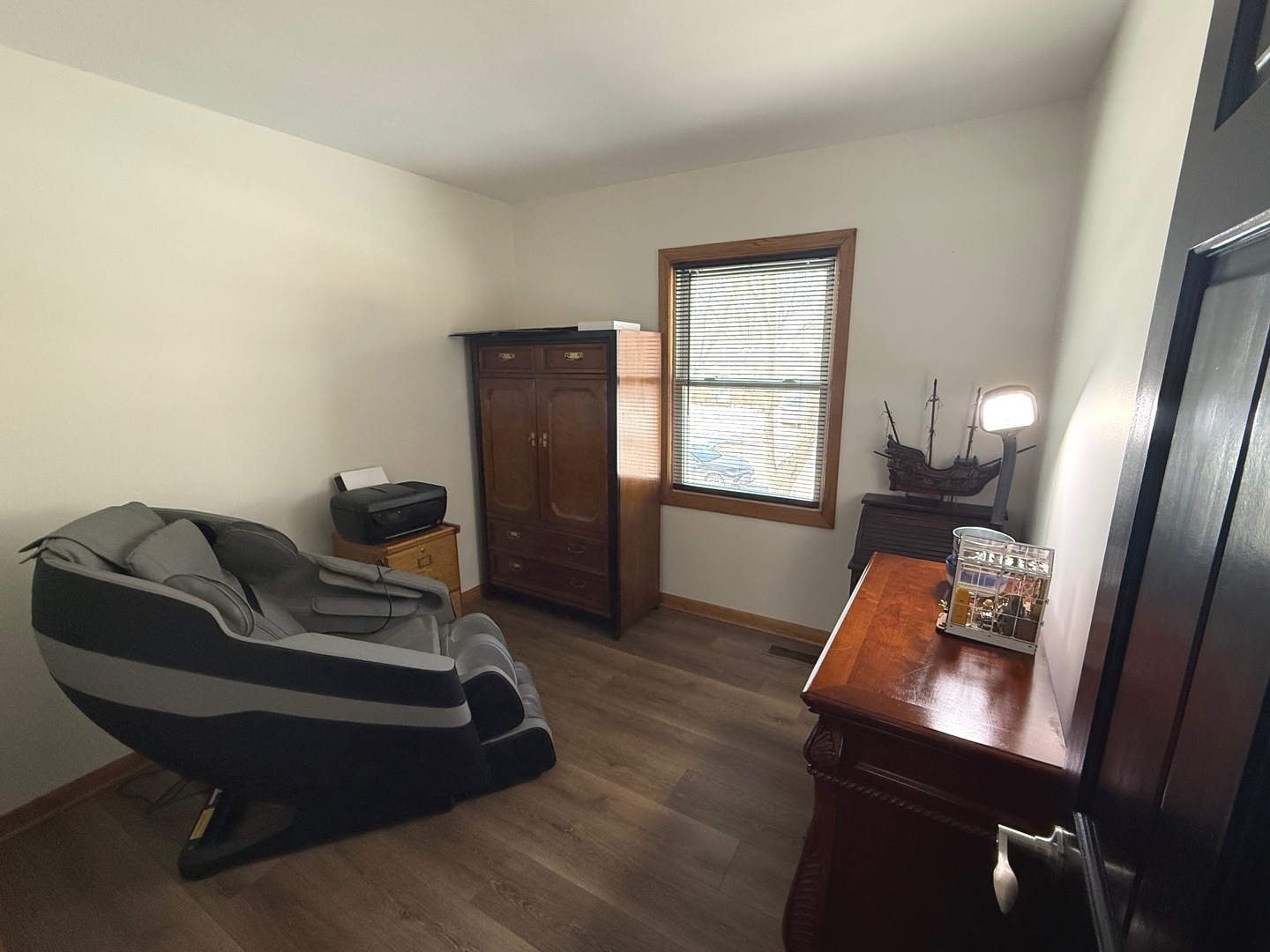 543 Ridge Circle Streamwood, IL 60107 - Photo 13 of 21 a living room with furniture and a window