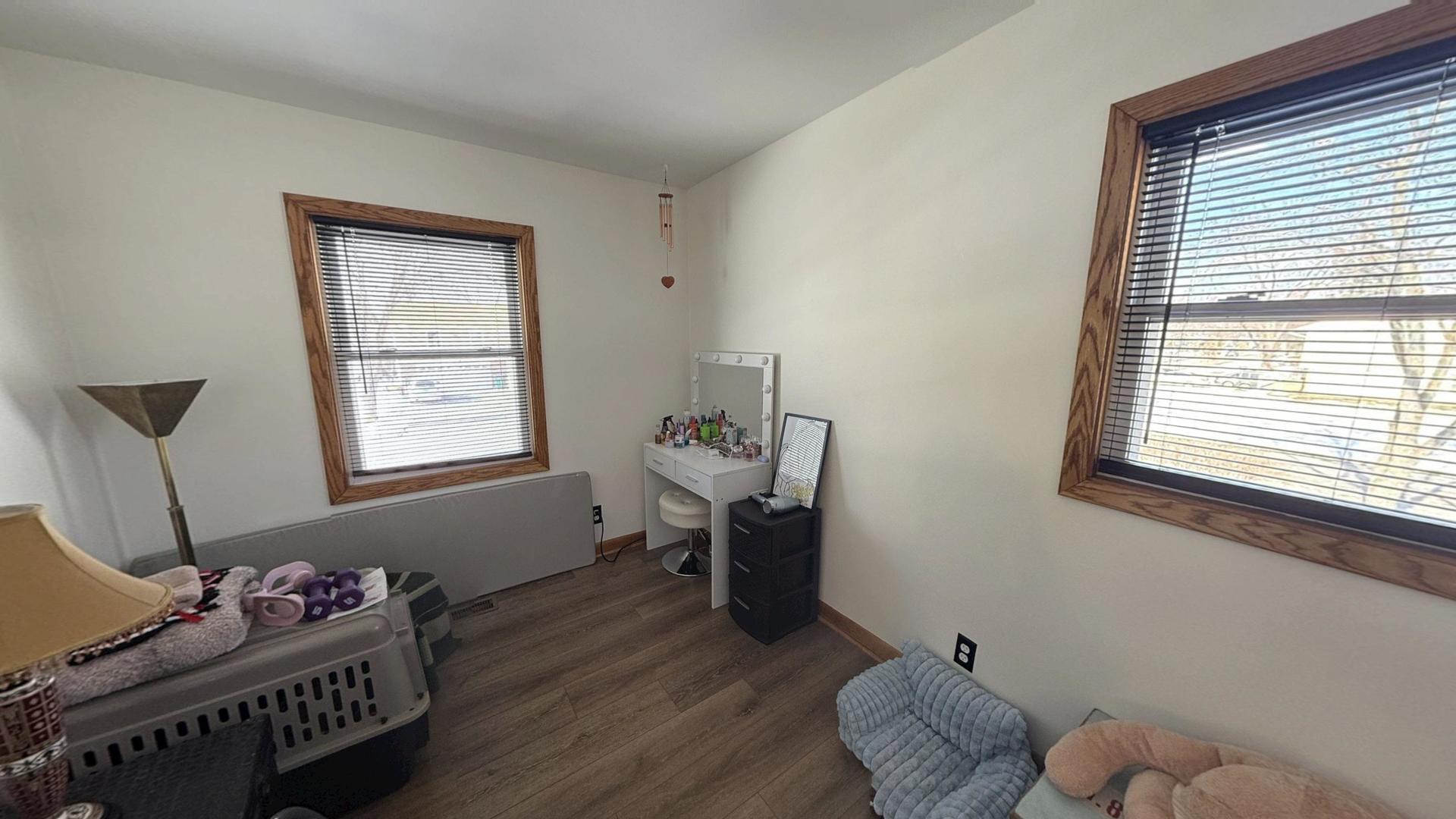 543 Ridge Circle Streamwood, IL 60107 - Photo 14 of 21 a living room with furniture and a window
