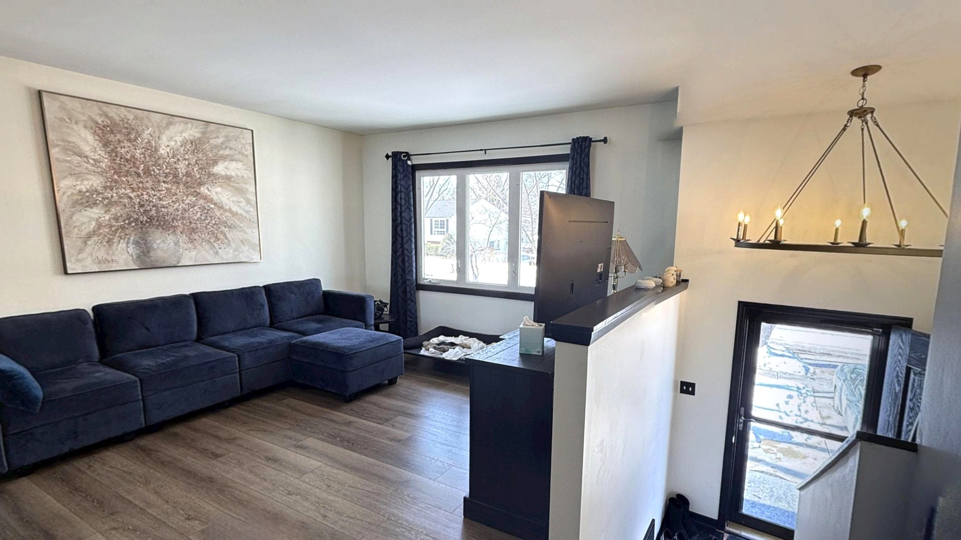 543 Ridge Circle Streamwood, IL 60107 - Photo 3 of 21 a living room with furniture and a window